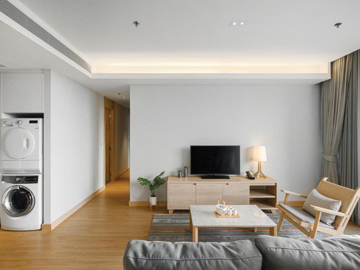 Oakwood Suites Μπανγκόκ Εξωτερικό φωτογραφία A living room in a serviced apartment in Hong Kong