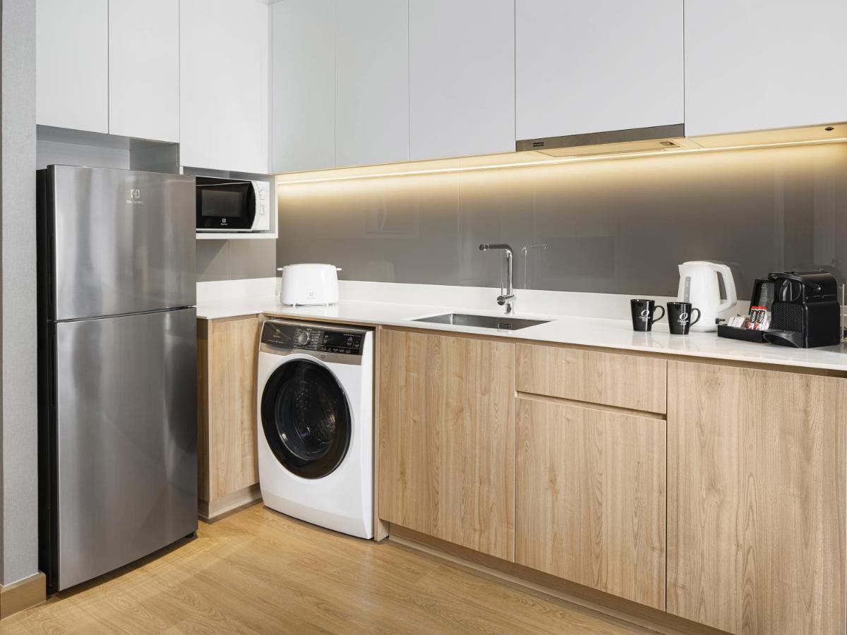 Oakwood Suites Μπανγκόκ Εξωτερικό φωτογραφία A typical kitchen in a serviced apartment