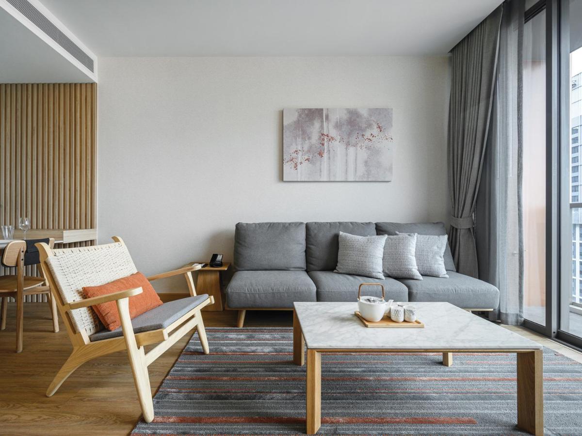 Oakwood Suites Μπανγκόκ Εξωτερικό φωτογραφία A living room in a serviced apartment in Shanghai, China