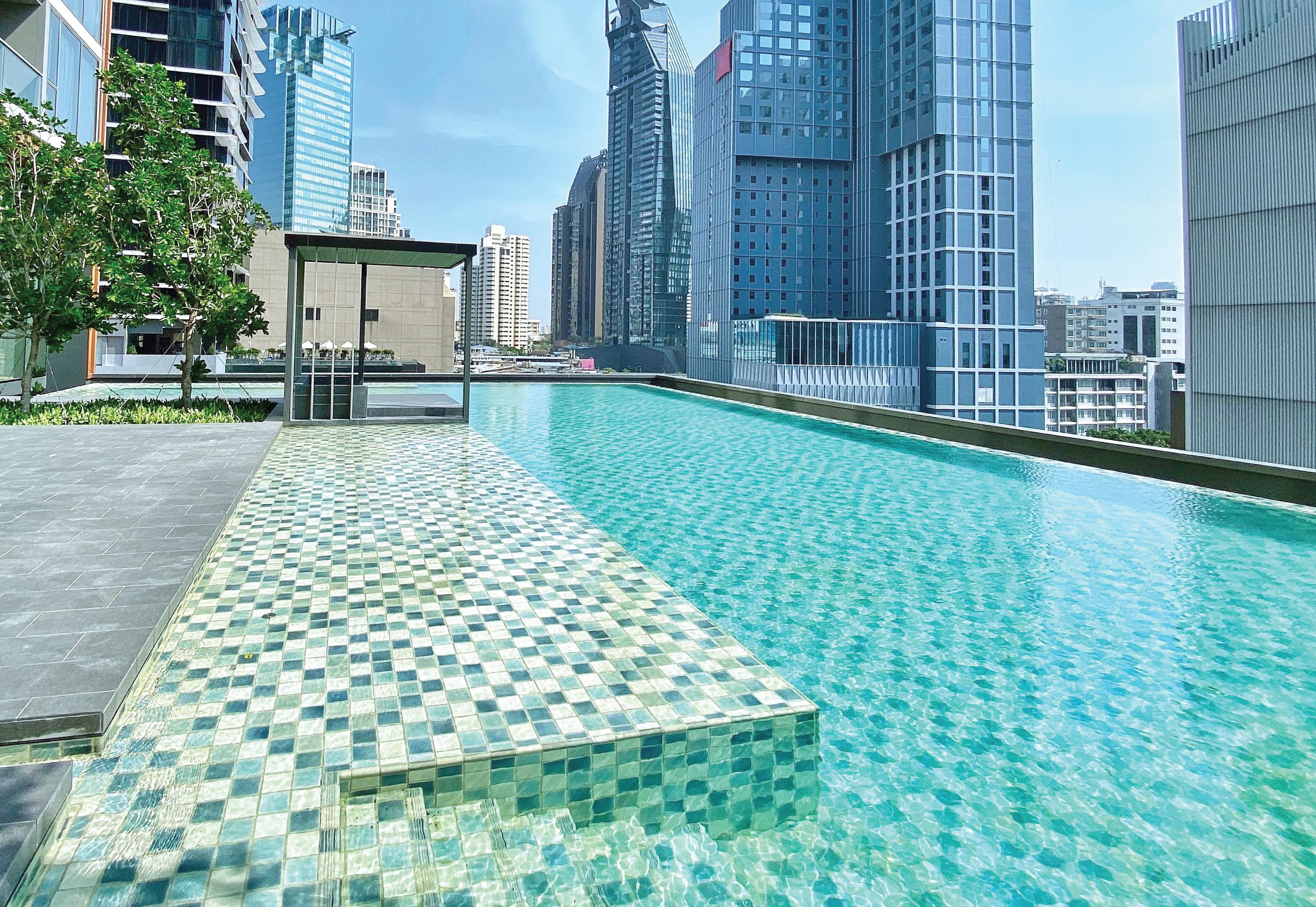 Oakwood Suites Μπανγκόκ Εξωτερικό φωτογραφία The rooftop pool at the hotel