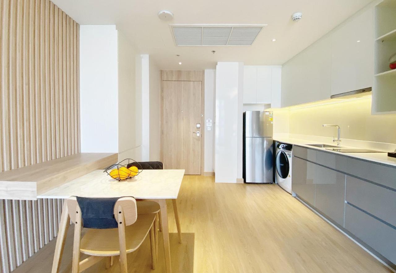 Oakwood Suites Μπανγκόκ Εξωτερικό φωτογραφία A typical kitchen in a serviced apartment