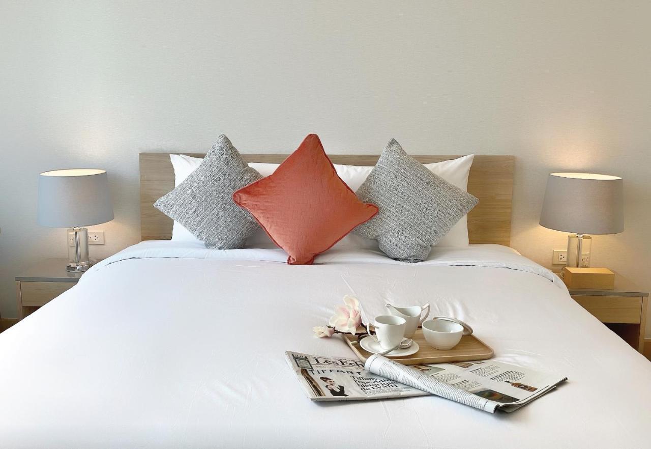 Oakwood Suites Μπανγκόκ Εξωτερικό φωτογραφία A bed with cushions