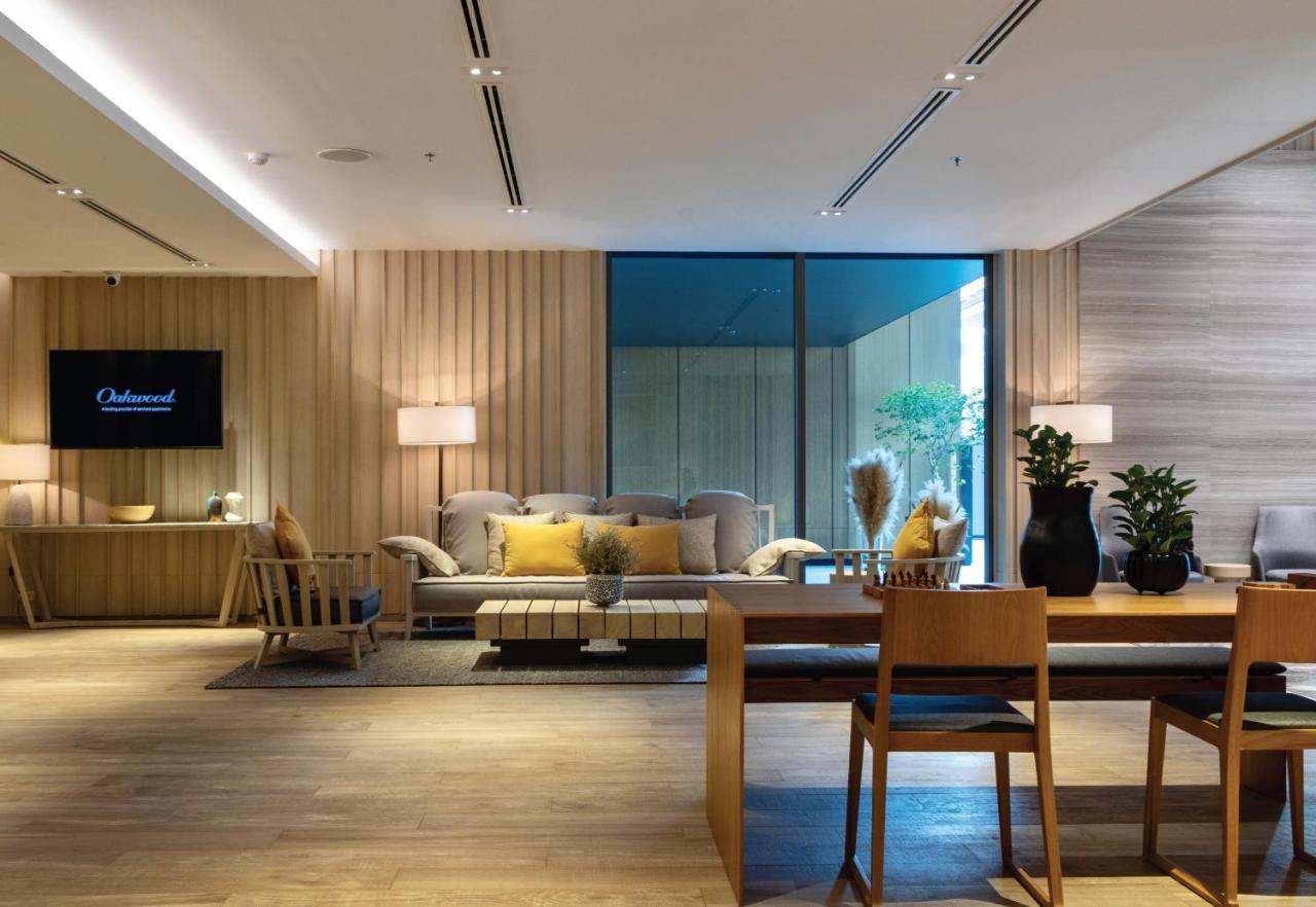 Oakwood Suites Μπανγκόκ Εξωτερικό φωτογραφία The living room of a three-bedroom residence