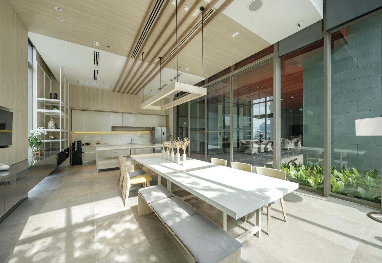 Oakwood Suites Μπανγκόκ Εξωτερικό φωτογραφία The interior of the house